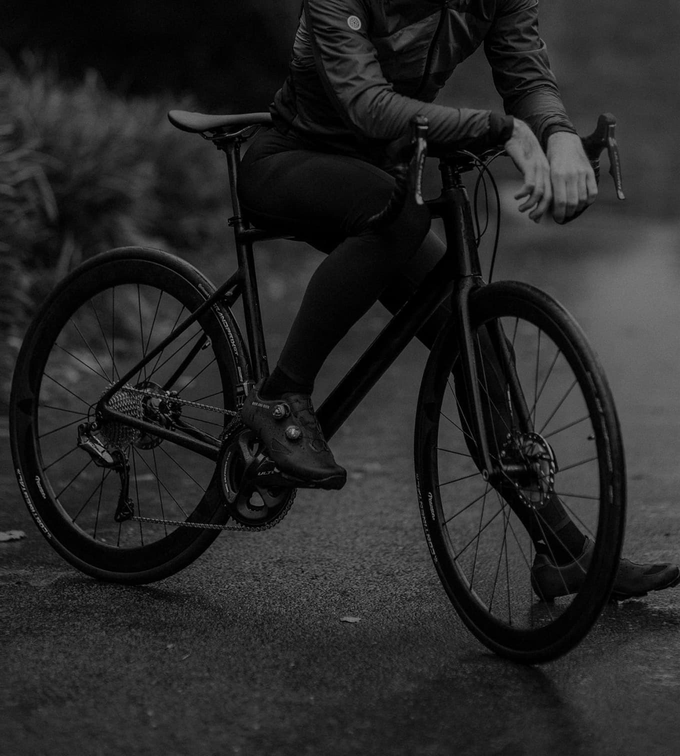 Pessoa parada em cima de uma bicicleta preta