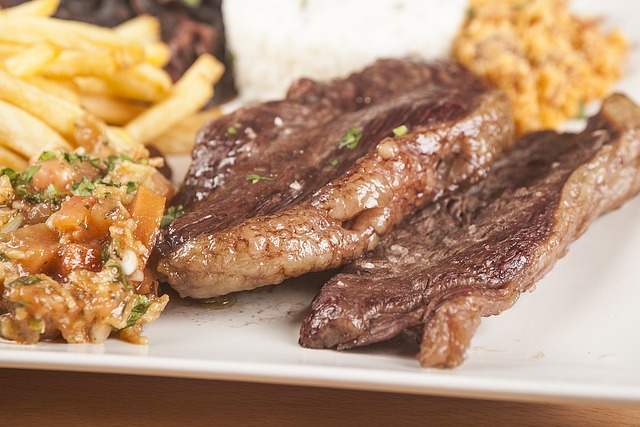 bife com batatas fritas e farofa
